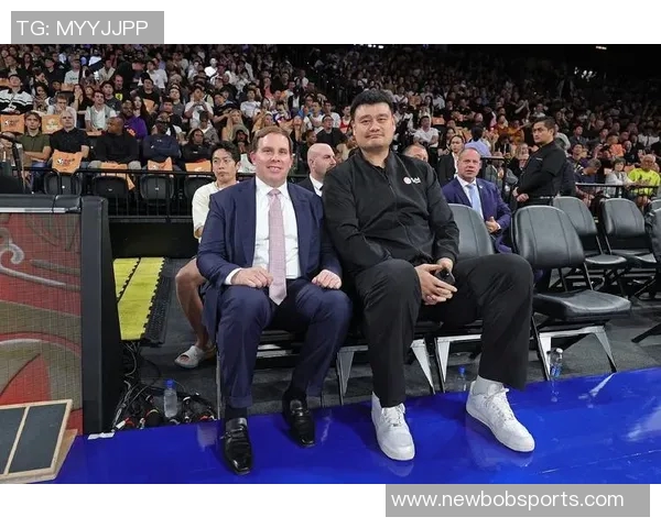 独行侠老板现场观战NBA中国赛女兆日月笑容成经典表情包